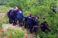 Polscy policjanci w trakcie akcji ratunkoweji zaginionego motocyklisty w Kosowie