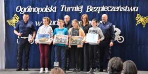 Komendant Powiatowy Policji w Bochni, Naczelnik Wydziału Ruchu Drogowego, a także uczniowie z nagrodami Turnieju Bezpieczeństwa w Ruchu Drogowym