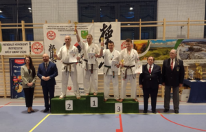 Zawodnicy biorący udział w turnieju w strojach sportowych z pucharami