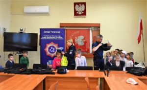 Dzieci z policyjnym sprzętem i umundurowaniem