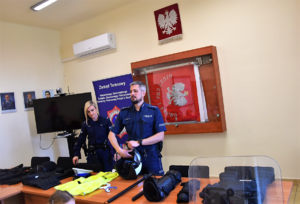 Umundurowani policjanci z policyjnym sprzętem