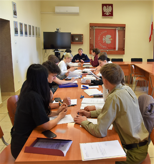 Kandydaci do służby w Policji oraz umundurowany policjant