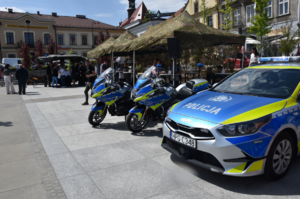 Policyjne motocykle i radiowóz. Na zdjęciu widoczne stanowiska wojskowe