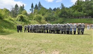 Funkcjonariusze z tarczami z napisem policja podczas ćwiczeń