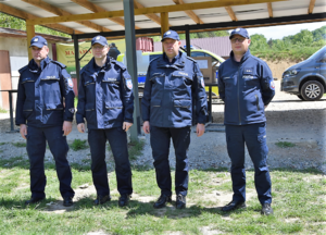 I Zastępca Komendanta Powiatowego Policji w Bochni oraz umundurowani policjanci