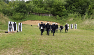 Policjanci oraz tarcze strzelnicze