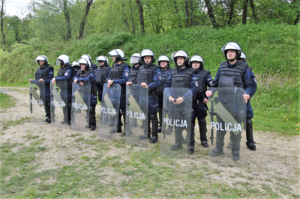 Umundurowani policjanci z tarczami
