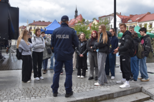 Policjant oraz młodzież biorąca udział w projekcie