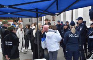 Umundurowani funkcjonariusze oraz uczestnicy projektu