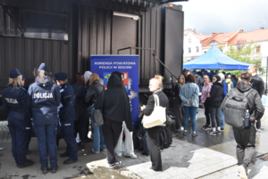 Umundurowani funkcjonariusze oraz uczestnicy wydarzenia