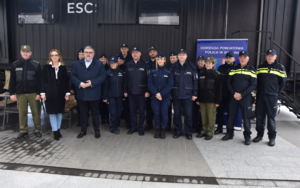 Zdjęcie grupowe osób biorących udział wydarzeniu oraz organizatorów. Na zdjęciu policjanci, funkcjonariusze Straży Granicznej oraz samorządowcy