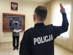 Komendant Powiatowy Policji wraz z nowo przyjętym funkcjonariuszem