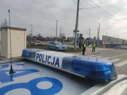 policjancie przy przejeździe kolejowo-drogowym w rzezawie