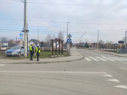 policjancie przy przejeździe kolejowo-drogowym w rzezawie
