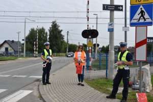 Funkcjonariusze bocheńskiej drogówki oraz ambasadorzy działań "Bezpieczny przejazd" w trakcie prowadzenia akcji