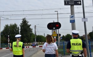 Funkcjonariusze bocheńskiej drogówki oraz ambasadorzy działań "Bezpieczny przejazd" w trakcie prowadzenia akcji