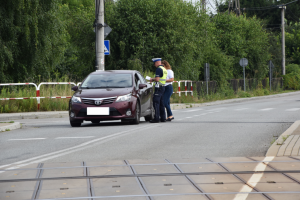 Funkcjonariusze bocheńskiej drogówki oraz ambasadorzy działań "Bezpieczny przejazd" w trakcie prowadzenia akcji