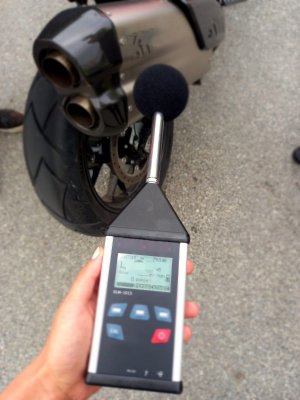 sonometr, w tle motocykl