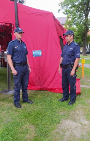 Policjanci Komendy Powiatowej Policji w Bochni, przy mobilnym punkcie szczepień na covid-19