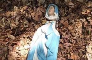 Uszkodzona figurka Matki Boskiej
