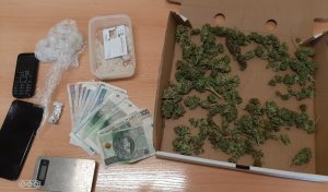 Środki odurzające, pieniądze, waga elektroniczna, telefony komórkowe.