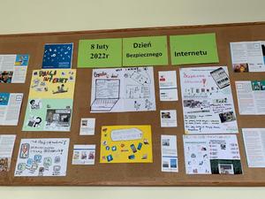 Wiszące na tablicy plakaty związane z Dniem Bezpiecznego Internetu